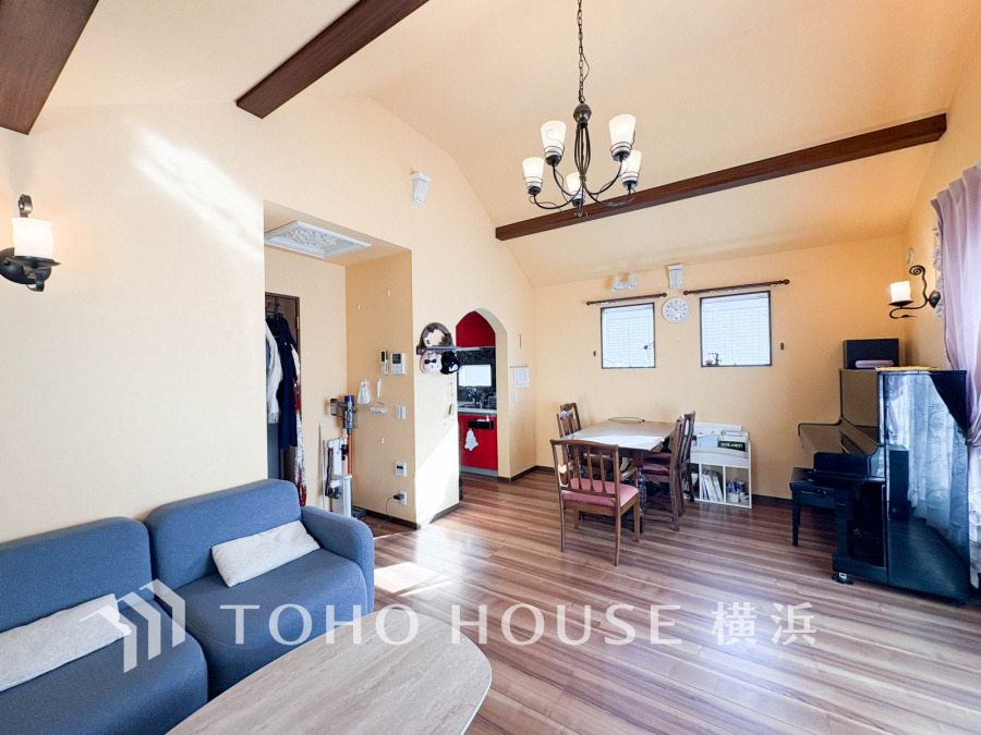 家族と過ごすひと時を溢れる光が優しく包み込むリビングダイニング。家族とともに、心穏やかに過ごすひととき。家族との時間、自分の時間を大切にできる空間がここにあります。