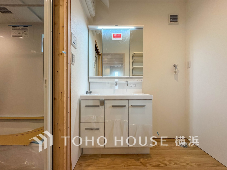 清潔感のあるプライベート空間は、身だしなみチェックや肌のお手入れに最適です。収納もあり、スッキリと見映えの良い空間に拵えました。時間に余裕とゆとりを持たせます。