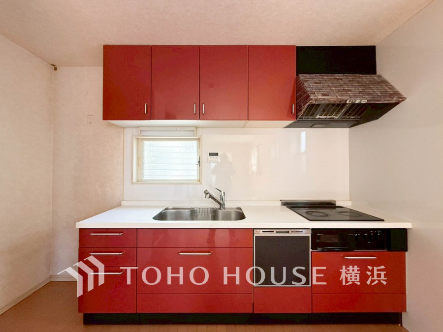 鮮やかな赤が印象的なシステムキッチン。安心のIHクッキングヒーター付きです。