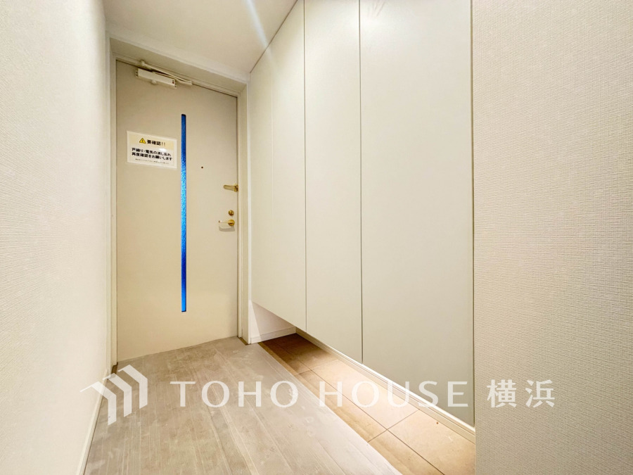 清潔感溢れる玄関がお出迎えする本邸宅の物語は、ここから始まる日常を期待させます。この場所には「希望」と「優越」で包み込んでくれる「特別」な空間があります。