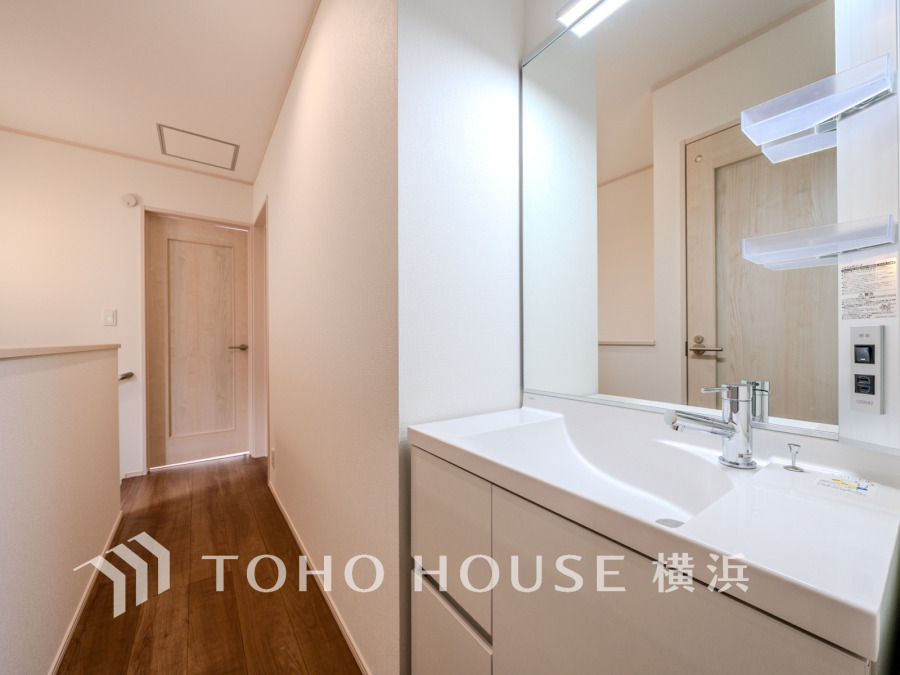 1階パウダースペースの他にも、2階廊下にも洗面化粧台を設置。生活動線が考慮された拘りのスタイル。ちょっとした手洗いなどの際、階下へ降りなくてもいいのが嬉しいスタイル♪