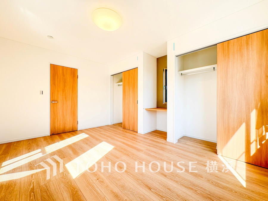 8.5帖の広々とした洋室。豊富な収納とデスクカウンター付きです。