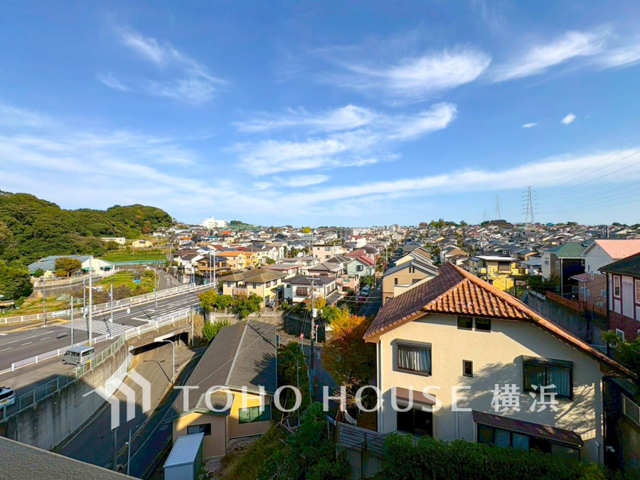 気持ちのいい空が見渡せる広いバルコニー。爽やかな風を感じて、心躍る素敵な暮らしがはじまります。通風・採光にも優れ、心地よい光と風があふれています