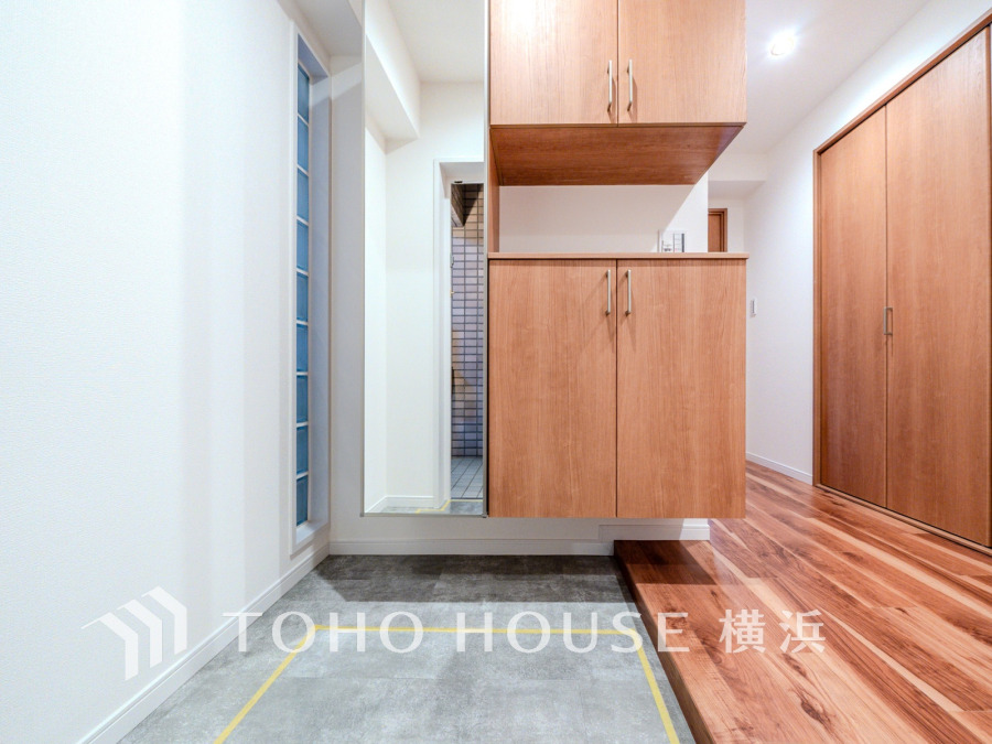 上質感漂う玄関と廊下。居住者の帰り、訪れる方を優しく迎える・安らぎに満ちた生活空間を予感させる。健やかな暮らしを楽しめることでしょう。