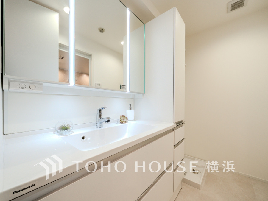 ゆったり落ち着いてお使い頂ける広さが魅力の洗面所。収納も充実しています。
