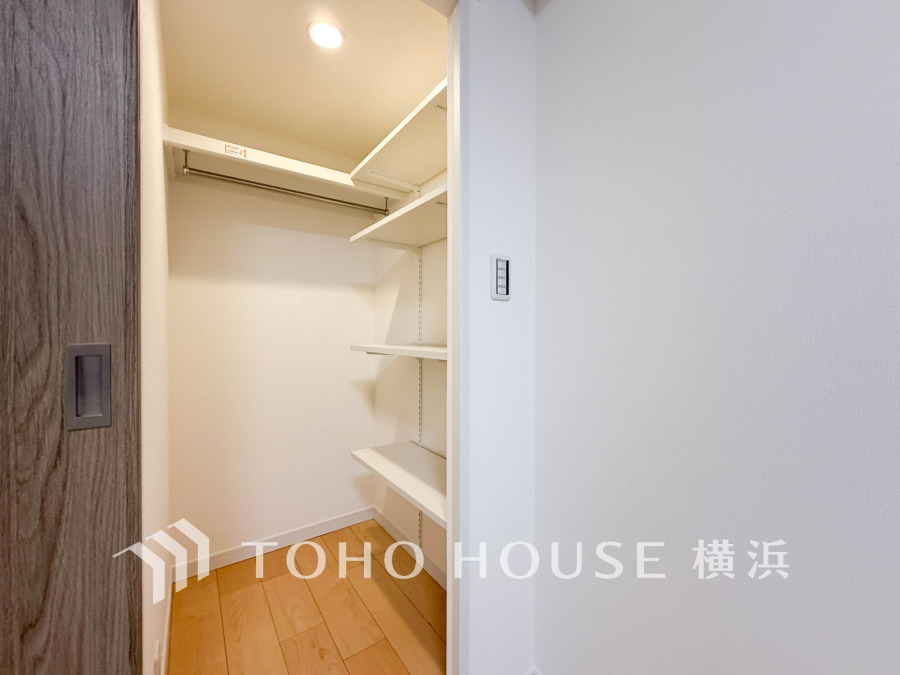 棚とハンガーパイプ付きのウォークインクローゼット。整理整頓に便利な使いやすい設計です。