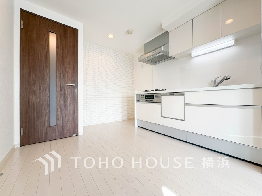 機能性とデザイン性を兼ね備えたシステムキッチン。リビングとの一体感も考慮され、美しい空間が実現。
