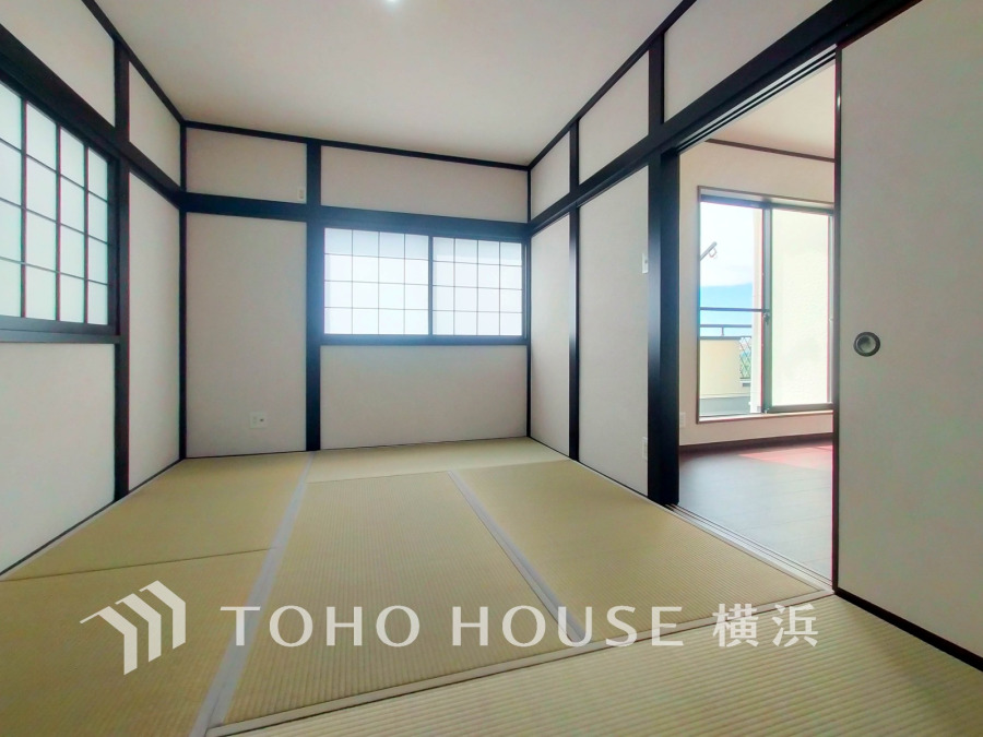 伝統的な日本情緒のある、温かみと落ち着きが感じられる和室です。来客時や一息つきたいときなどに利用できる用途多様な空間です。