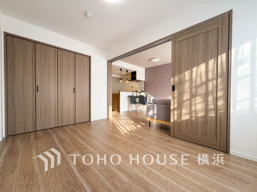 過ぎ行く時間をゆったりと感じることができる落ちついたプライベートルーム。リビングで楽しく過ごした後はゆっくり寛ぎの時間を満喫できます。静かな環境でリラックスタイムを愉しんで。