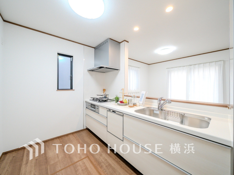 広く取られた対面キッチンは、リビングで寛ぐご家族と会話をしながらお料理が出来ます。ホワイトを基調とした明るいカラーの清潔感のあるデザインです。