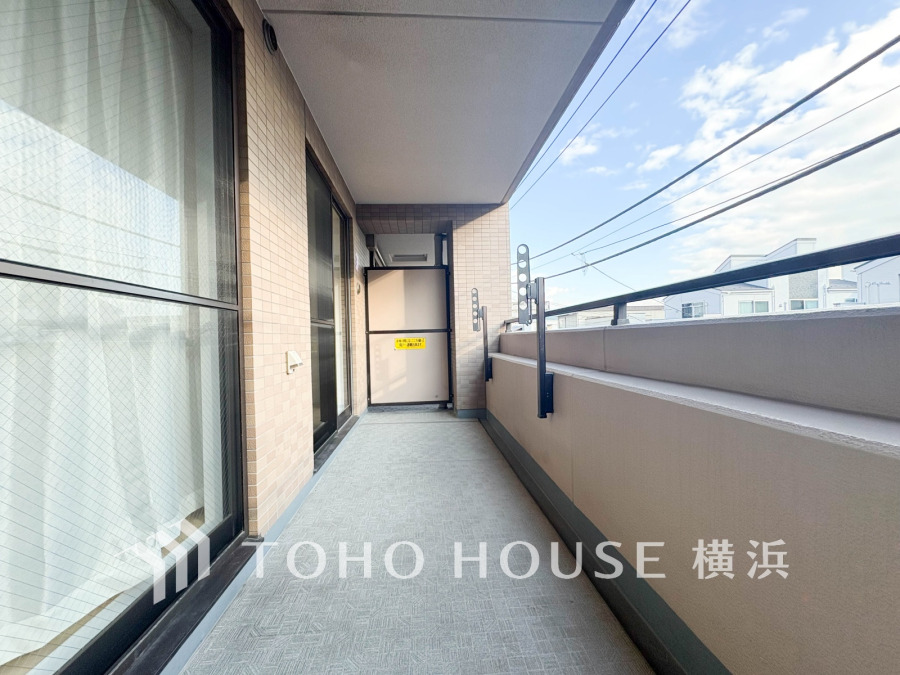 広々としたバルコニーは洗濯物干しに便利で、開放的な眺望と明るい陽光が魅力です。