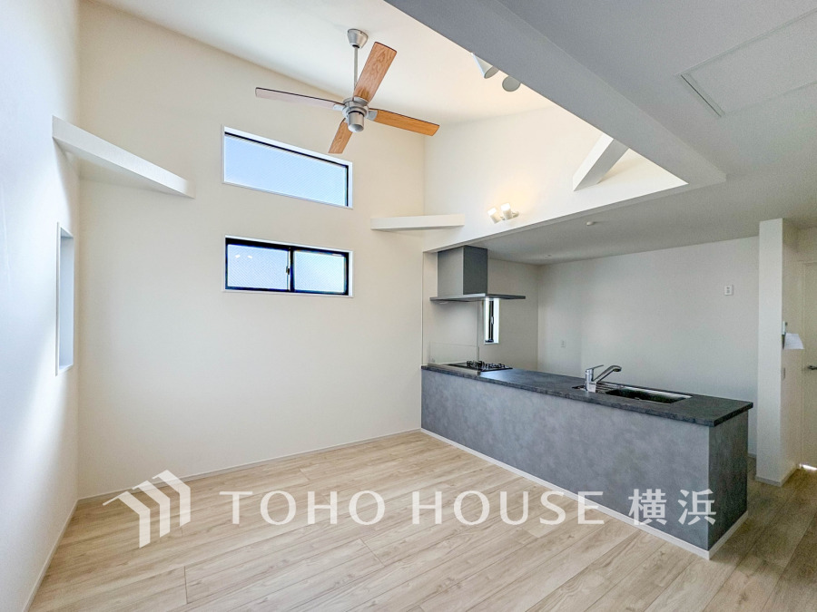 開放的な吹き抜けを採用した明るいリビング。オープンでのびやかな空間を演出しています。
