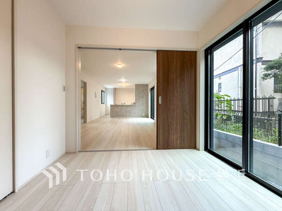 大きな窓からは快適な光を取り入れ、通気性能を上げる事で居心地の良い空間を演出します。多くの時間を過ごす住まいだからこそ、いつも快適な場所であるように心掛けています。