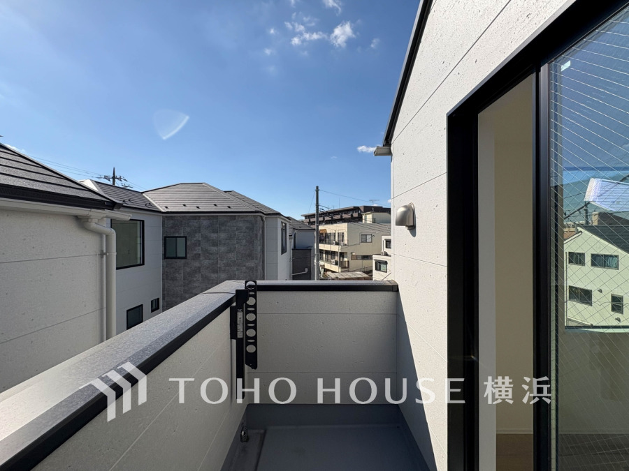 陽当たり良好なバルコニーで、心地よい風と開放感を感じられる快適な住空間です。