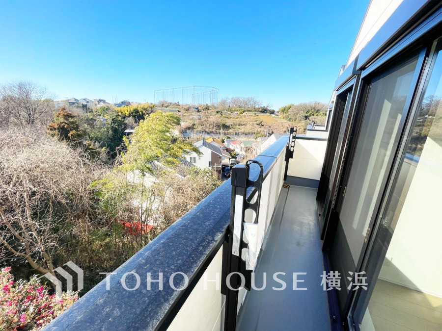 明るく開放的なバルコニーから緑豊かな自然が望める、心地よい住環境が魅力の住まいです。