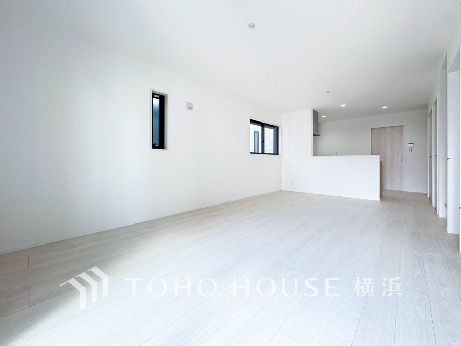 明るい自然光が差し込む、シンプルで開放感あふれるリビングダイニング空間です。