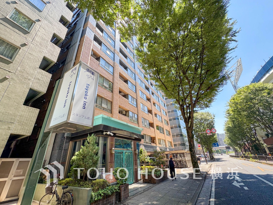 堂々たる趣ながら、主張し過ぎずどこか余裕を感じさせるシャープなフォルムで佇む邸宅は、晴天の空と照らし合わせる事で、本来あるべき完成形の姿を見せてくれます。