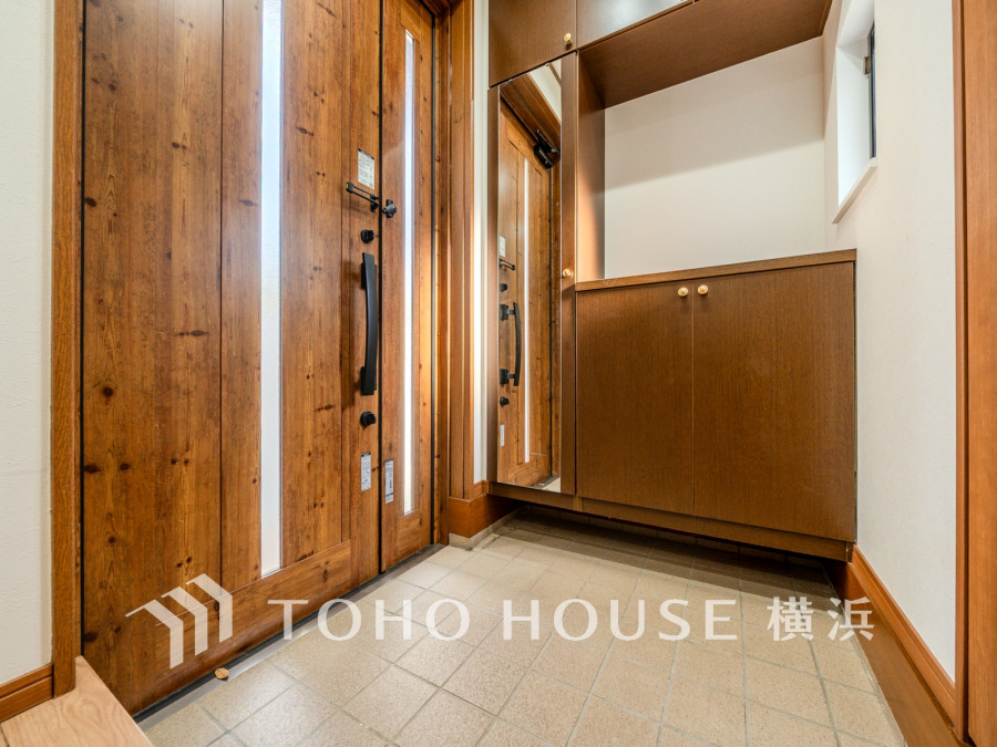 木目調の落ち着きのある玄関空間はたっぷりの収納付きのゆとりある空間です。