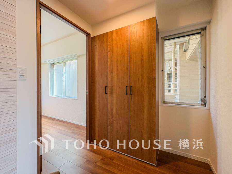 お客様をお迎えする玄関は落ち着いた雰囲気。帰り着くたびに洗練されたテイストの空間に迎えられ誇りと喜びを感じる玄関まわりです。