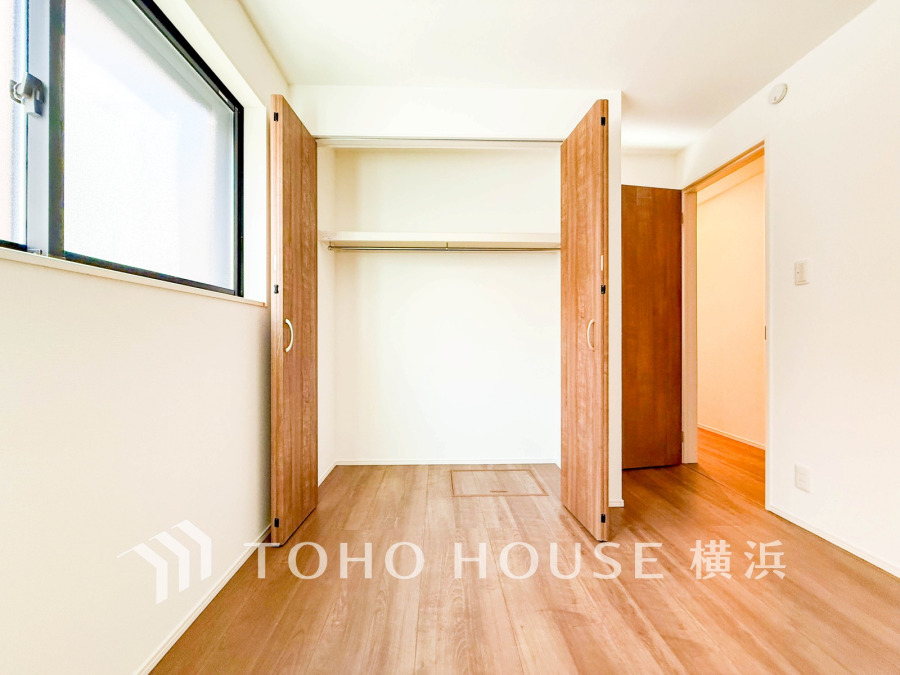 お子様のスタディ空間として、あるいは書斎やホビールームとして生活スタイルに合わせて使えるプライベートルーム。居心地のいい落ち着いたインテリアが似合います。 