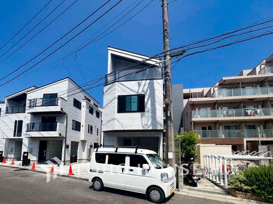 爽やかな青空の下に贅沢なほどに降り注ぐ陽光、豊かな居住性と、クオリティが見事に調和した住空間は、住まうことの喜びを感じさせてくれます。