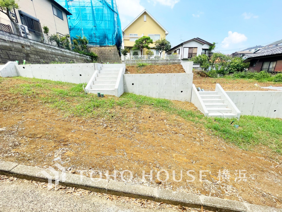 前面道路との程よい高低差があり開放感があります
