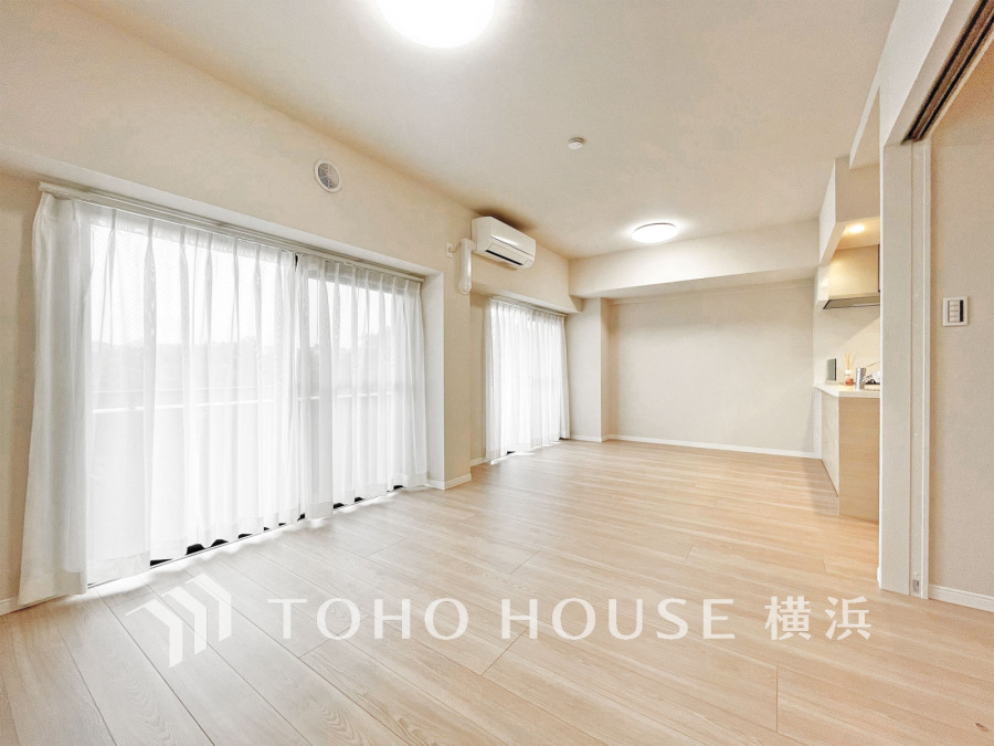 広く取られた窓からたっぷりと光が入る明るい空間。