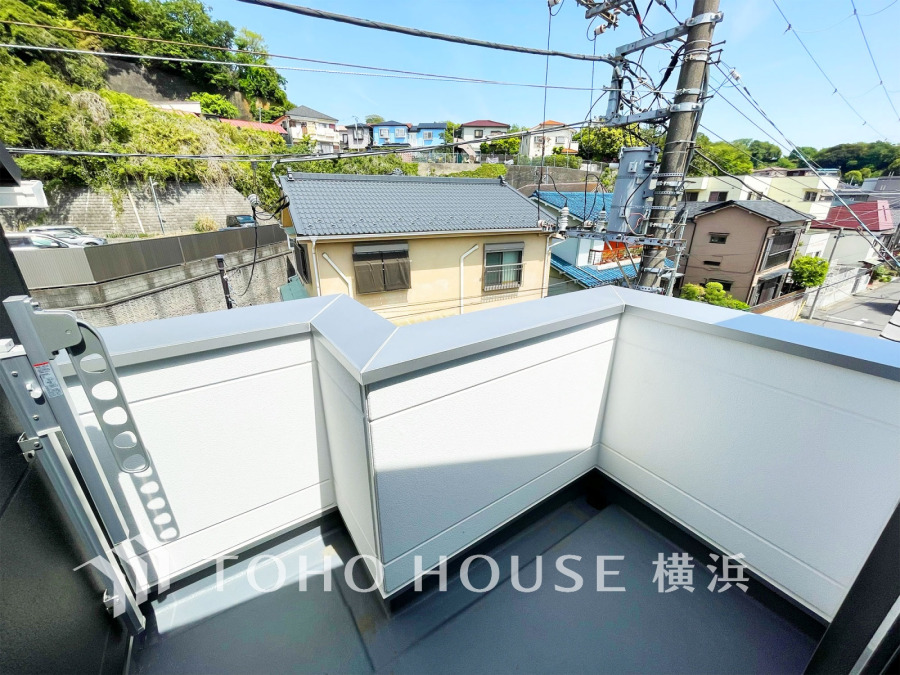 風を感じ青い空から太陽の恵みを感じる温もり溢れる佇まい。住む人を映し出す洗練された佇まいは、いつまでも輝き続けながらいつしか街の風景に溶け込んでいきます。