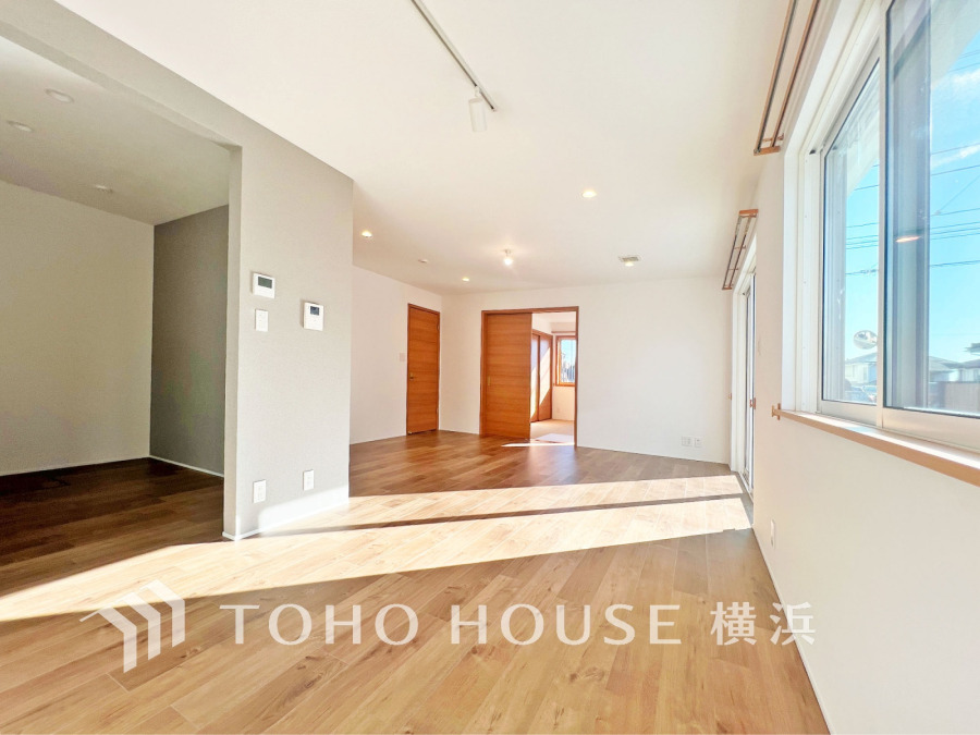 柔らかな光が広がり、デザインされた美しい内装が織り成す家族の集う場所。楽しい会話やさまざまな時が織りなすご家族の時間が丁寧に紡がれていく大切な空間。