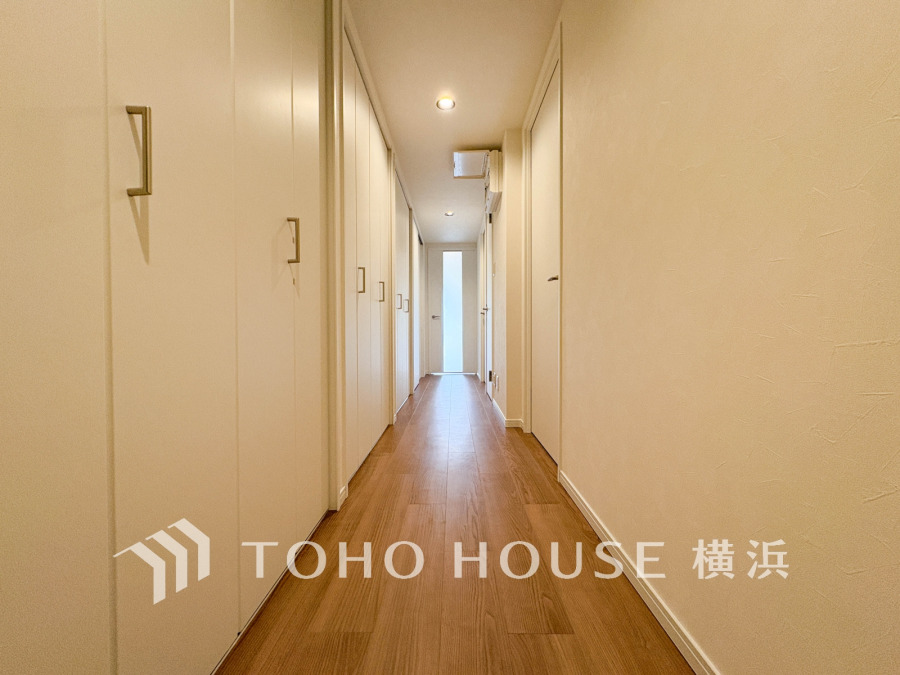 廊下には魅力の大容量収納を設置しています。