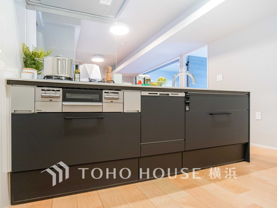 手元の収納から、足元の収納までが全てスライド式で、奥のスペースまで有効に活用できます。奥まで上から見渡せるので、たまにしか使わない調理器具もサッと取出せます。