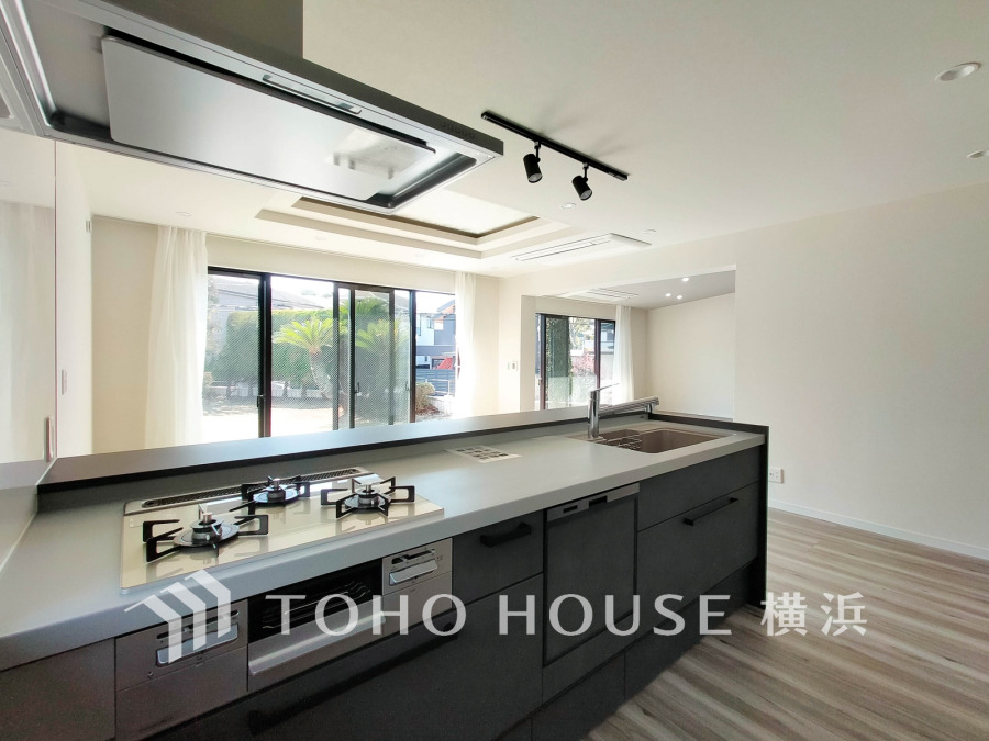 新規交換された清潔感溢れるシステムキッチン。リビングが見渡せるスタイリッシュな対面式キッチンです。
