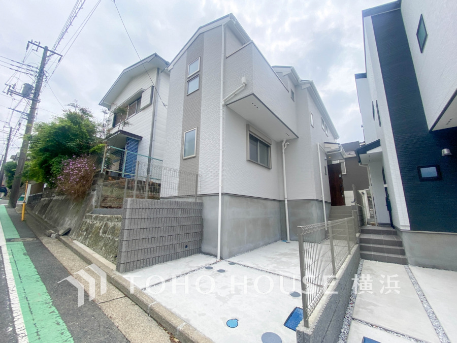 堂々たる趣ながら、主張し過ぎずどこか余裕を感じさせるシャープなフォルムで佇む邸宅は、晴天の空と照らし合わせる事で、本来あるべき完成形の姿を見せてくれます。 