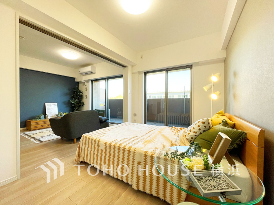 バルコニーに面した6.4帖の洋室。扉を開放して隣接するリビングと一体化して使うことも可能です。
