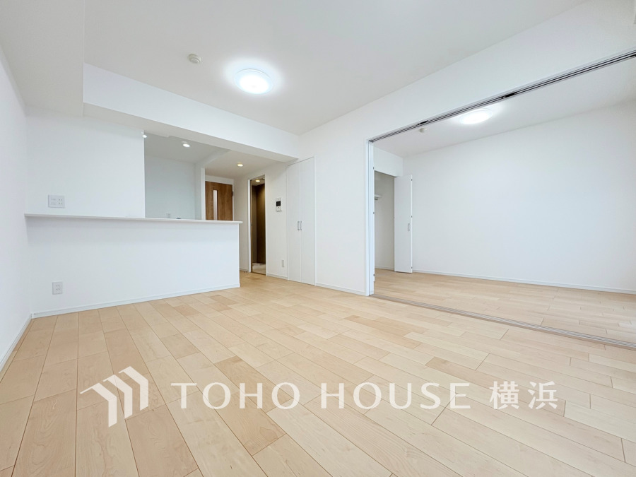 明るい自然光が差し込む、ナチュラルな木目床の開放的なリビングダイニング空間です。