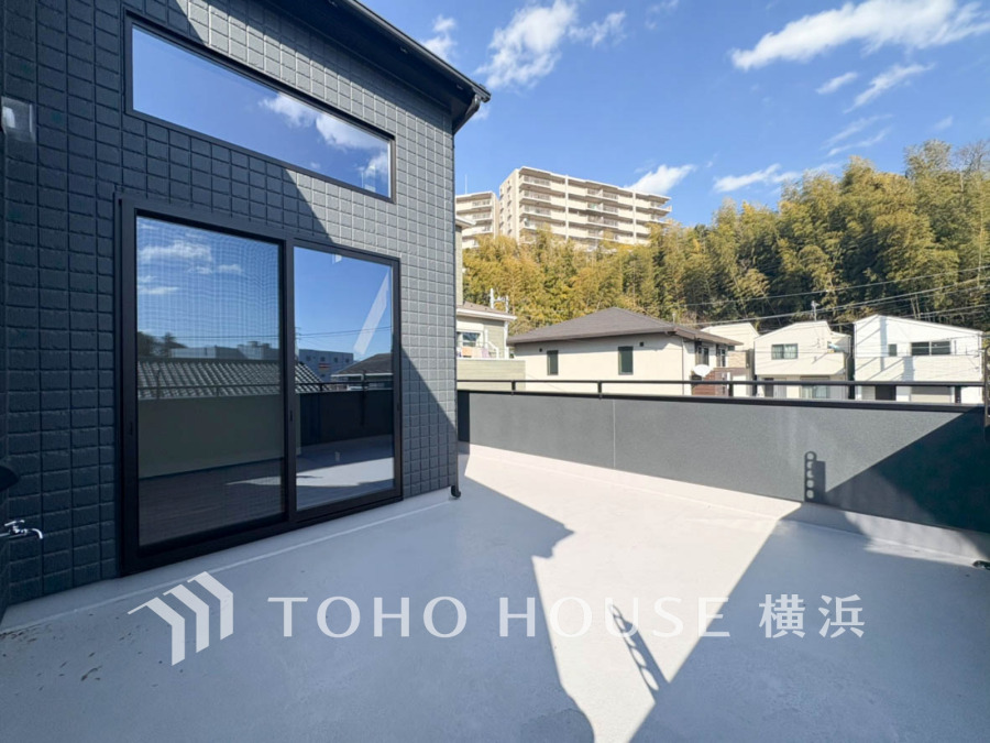 暮らしの中で光と風を演出してくれるバルコニー、見事なまでの開放的な空間を演出しながら、プライベート性も確保された空間は我が家の自慢です。