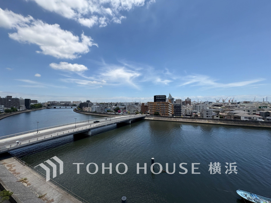 川沿いに広がる開放感あふれる街並み。青空と水面の景色が心地よい住環境を演出します。