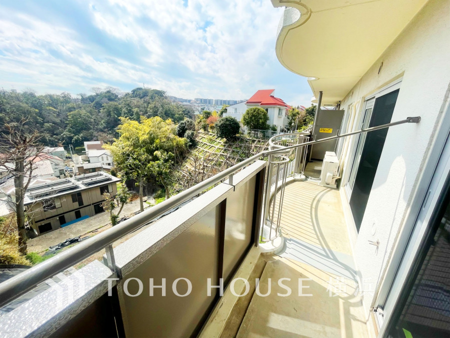 陽射しとともに、少しずつ装いを変える街の景観から、星空が地上に映りこむかのような夜景の煌きまで、この街ならではの美しい風景。