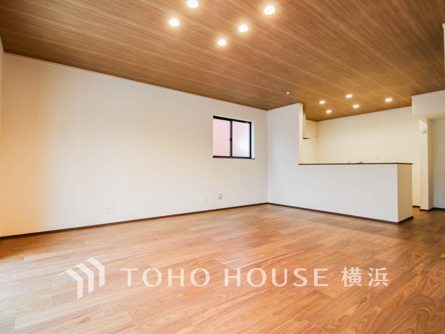 開放的な広さと2面採光がもたらす、光溢れ豊かな居住空間はこの住まいのクオリティを感じさせてくれます。豊かな時間が流れるこの場所に暮す喜び