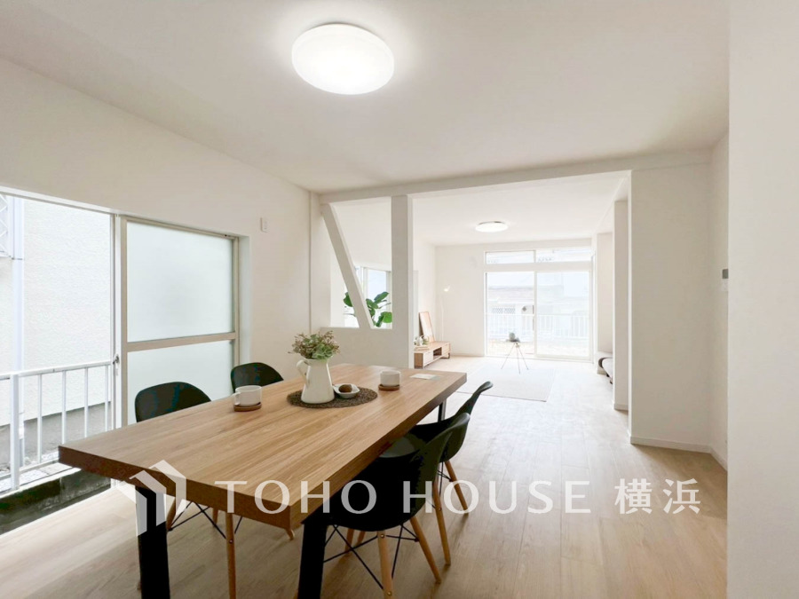 開放的な広さと３面採光がもたらす、光溢れ豊かな居住空間はこの住まいのクオリティを感じさせてくれます。豊かな時間が流れるこの場所に暮す喜び