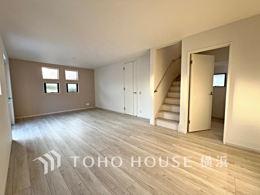 ここにはみんなが集い、食事と楽しい会話が始まる。話に夢中になりすぎて、ついつい時を忘れてしまう。そんな束の間の幸せを感じさせてくれる場所。