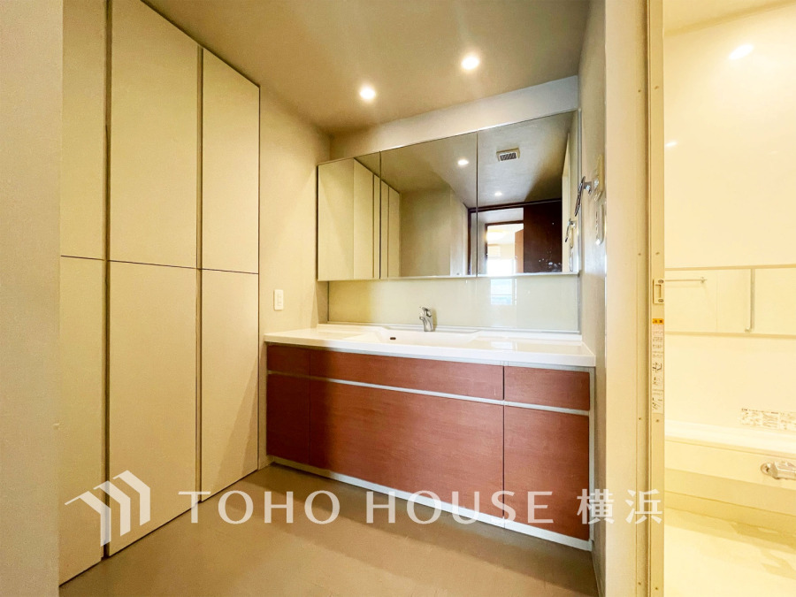 一日の始まりと終わりを心地よく演出し、多彩な機能が備えられたパウダールーム。心地よいリフレッシュ空間。清潔感ある洗面台は、身だしなみチェックや肌のお手入れに。