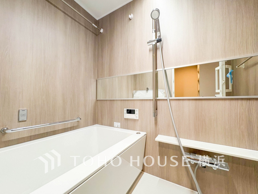 快適な使い心地とゆとりある空間が1日の疲れを解きほぐすバスルーム。空間も浴槽もゆったりのびのび使えるゆとり設計。広く感じるゆとり設計で快適なリラックスタイムを過ごせます。