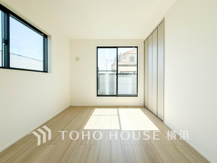 南向きで明るく風通しの良い洋室。収納豊富なクローゼット付きで使い勝手も良好です。