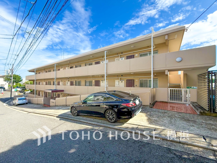 穏やかな風と陽光を導き、プライバシーに配慮された設計プランを採用し、居住性を一段と心地よいものにしています。周辺環境とのコラボレーションにより明るく開放的な空間を演出。