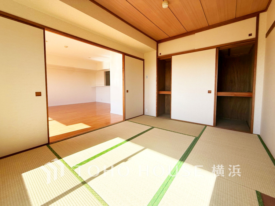リビングに隣接する6.4帖の和室は開け放して、開放的に利用することも可能です。