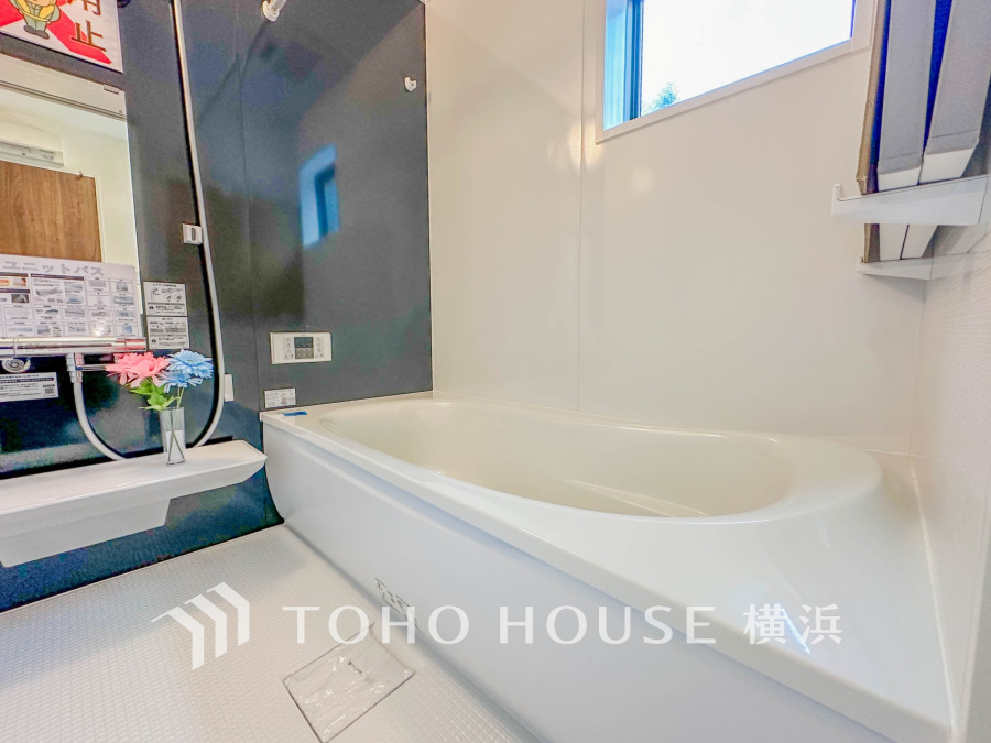 清潔感あふれる白を基調とした浴室は、窓からの自然光で明るく快適なバスタイムを実現します。