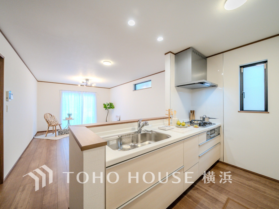 プライベートスペースを彩るインテリアとしての美と、快適な日常を支える機能性と強さがひとつになったキッチンです。開放的な対面カウンターキッチンはリビングと一体感のある空間。