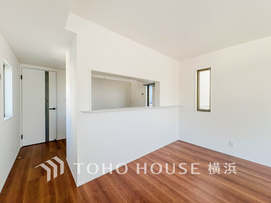 家族と過ごすひと時を溢れる光が優しく包み込むリビングダイニング。家族とともに、心穏やかに過ごすひととき。家族との時間、自分の時間を大切にできる空間がここにあります。