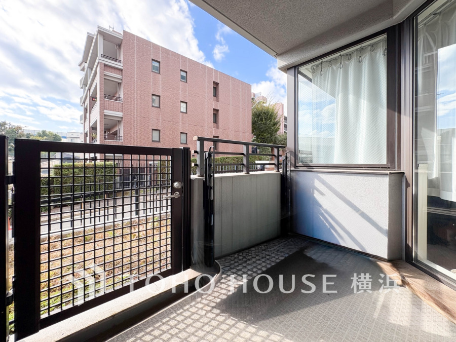 南向きの広いバルコニーから、暮らしの中での光と風を演出してくれています。見事なまでの開放的な空間をお楽しみください。